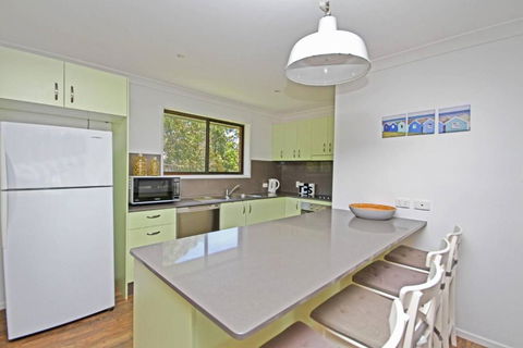 Red Door Beach House - Accommodation Main Beach 1