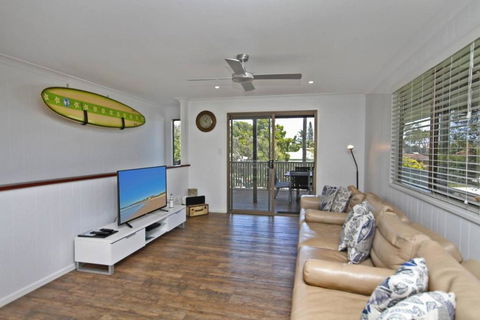 Red Door Beach House - Accommodation Main Beach 2