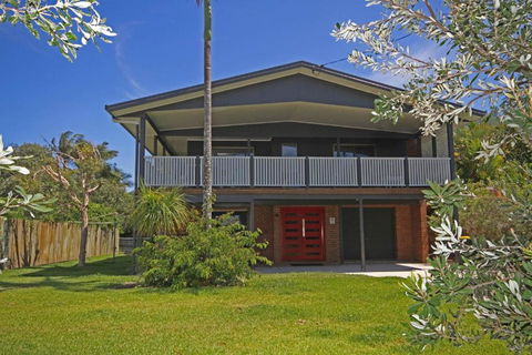 Red Door Beach House - Accommodation Main Beach 0
