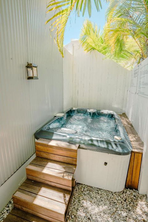 Private Outdoor Spa, Fire Pit, Cinema Room - THE COTTAGE COOLUM BEACH - Accommodation Main Beach 0