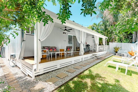 Private Outdoor Spa, Fire Pit, Cinema Room - THE COTTAGE COOLUM BEACH - Accommodation Main Beach 2