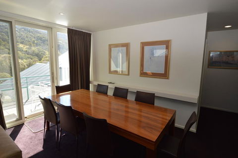 Aspect 2A - Accommodation Main Beach 3