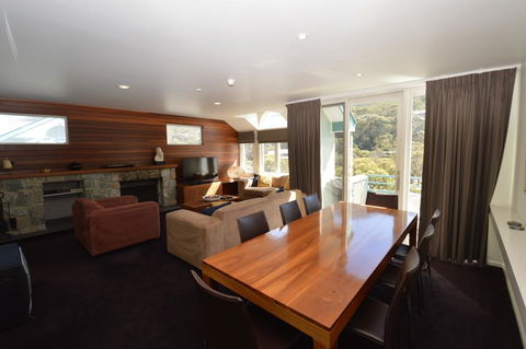 Aspect 2A - Accommodation Main Beach 1