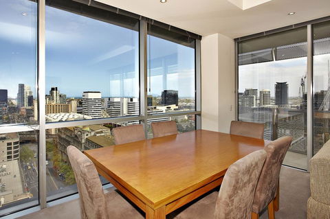 Astra Apartments Melbourne - Accommodation Main Beach 1