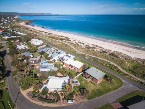 At The Beach - 54 Elizabeth Crescent - Accommodation Main Beach 0