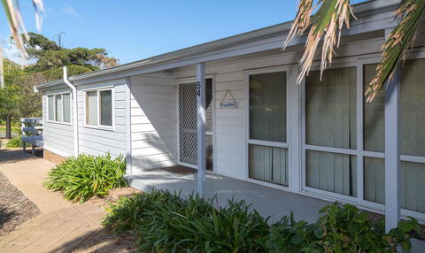 At The Beach - 54 Elizabeth Crescent - Accommodation Main Beach 1
