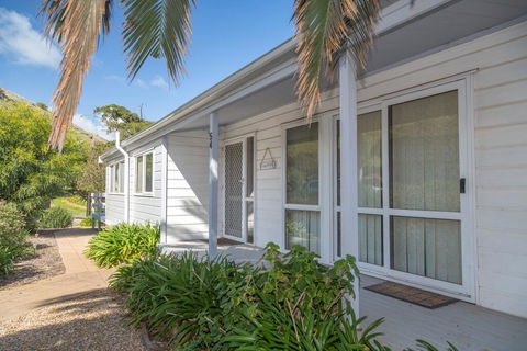 At The Beach - 54 Elizabeth Crescent - Accommodation Main Beach 3