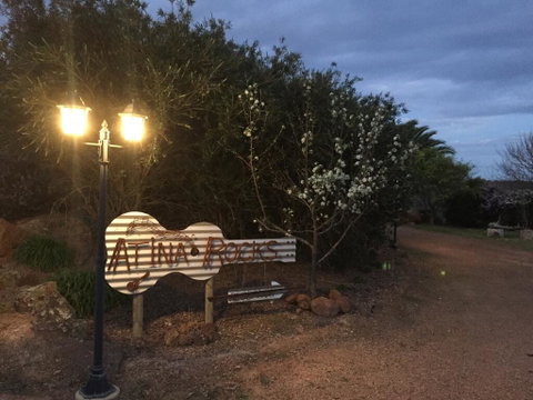 Atina Rocks Country Homestead - Accommodation Main Beach 2