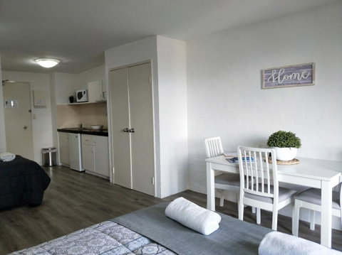 Atrium Private Stay Mandurah - Accommodation Main Beach 2