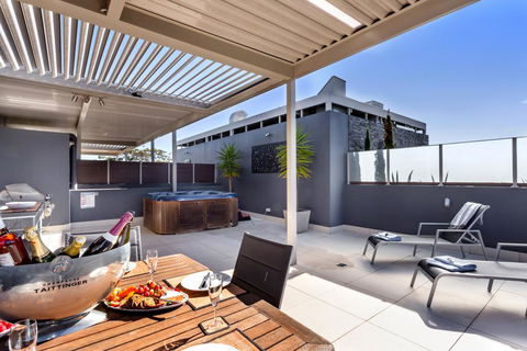 Aura 13 - Shoal Bay - Accommodation Main Beach 2