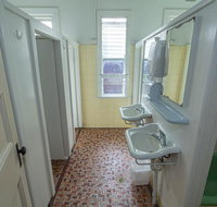 Australian Hotel - Accommodation Main Beach