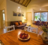 Autumn Abode Cottages - Accommodation Main Beach