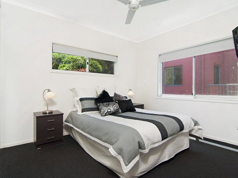 Avalon 3 - Views To Die For - Across The Road From Convent Beach - Accommodation Main Beach 1