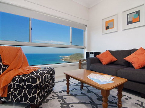 Avalon 3 - Views To Die For - Across The Road From Convent Beach - Accommodation Main Beach 2