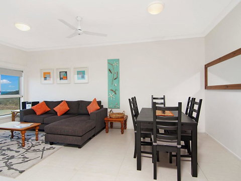 Avalon 3 - Views To Die For - Across The Road From Convent Beach - Accommodation Main Beach 3