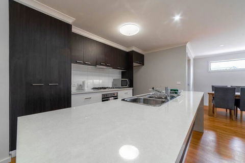 Averys Retreat - Accommodation Main Beach 3