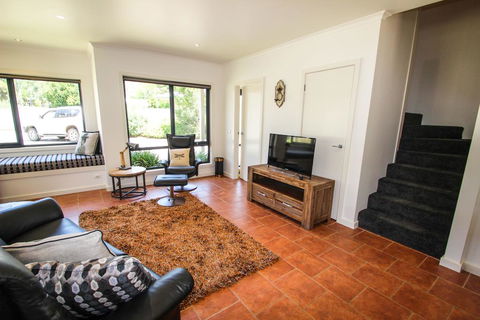 Avignon In Bright - Accommodation Main Beach 3