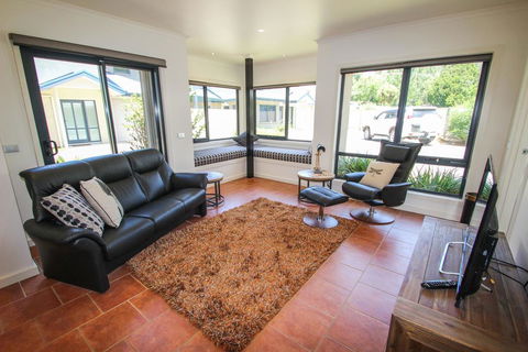 Avignon In Bright - Accommodation Main Beach 1