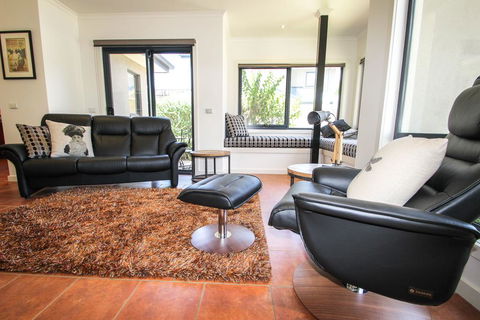 Avignon In Bright - Accommodation Main Beach 2