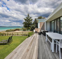 Azure Absolute Beachfront - Pet Friendly - Accommodation Main Beach