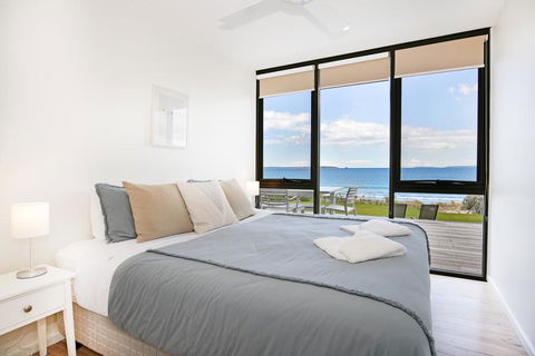 Azure Absolute Beachfront - Pet Friendly - Accommodation Main Beach 3