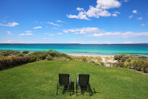 Azure Absolute Beachfront - Pet Friendly - Accommodation Main Beach 1