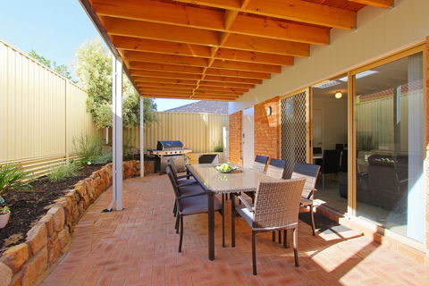 Azure Villa - Accommodation Main Beach 1