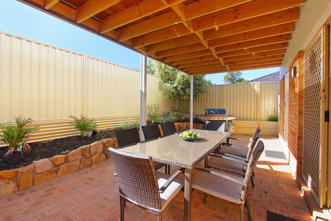 Azure Villa - Accommodation Main Beach 3