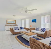 Azure Waters - perfectly positioned with ocean views - Accommodation Main Beach