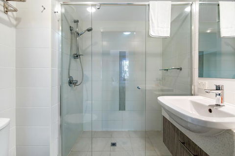 Azzura Greens Private Apartments - Accommodation Main Beach 2