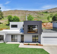 Balcony to Bogong - modern house ten minute stroll to town - Accommodation Main Beach