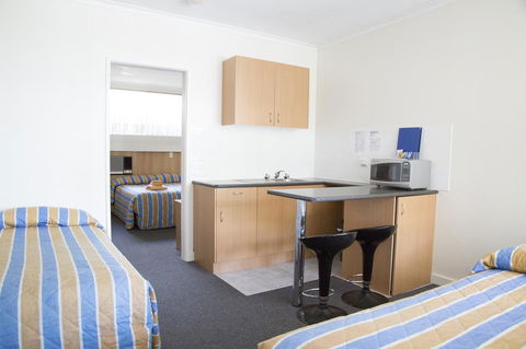 Bamboo Motor Inn - Accommodation Main Beach 0