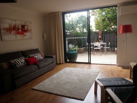 Barker Road - Accommodation Main Beach 1