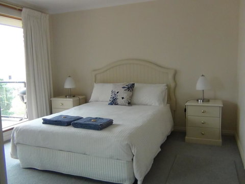 Baudin House - Accommodation Main Beach 1