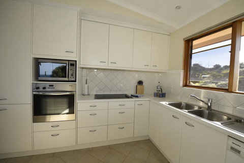 Baudin House - Accommodation Main Beach 2