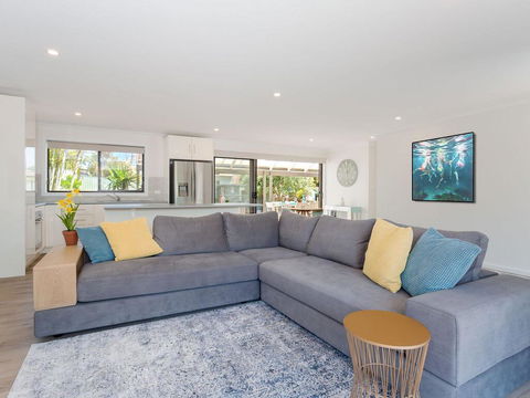 Bay Dream Believer', 16 Verona Road - Pet Friendly, Boat Parking & WIFI - Accommodation Main Beach 1