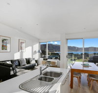 BAY VUE - top floor apartment amazing views - Accommodation Main Beach
