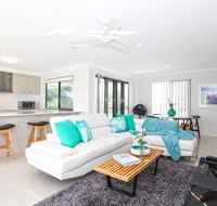 Beach Breeze Holiday House - Accommodation Main Beach
