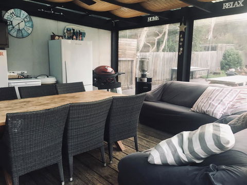 Beach House Getaway 1 - Accommodation Main Beach 2