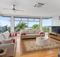 Beach Road Luxury with Ocean Views - Accommodation Main Beach