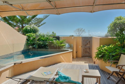 Beach Suites - Accommodation Main Beach 2