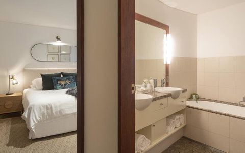 Beach Suites - Accommodation Main Beach 1