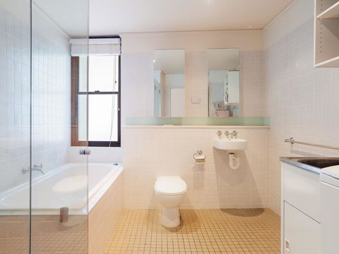 Beach View At One Mile', 8/26 One Mile Close - Infinity Complex Pool & WIFI - Accommodation Main Beach 2