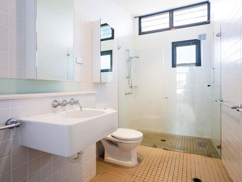 Beach View At One Mile', 8/26 One Mile Close - Infinity Complex Pool & WIFI - Accommodation Main Beach 1