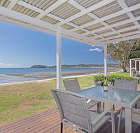 Beached Inn' 93 Foreshore Drive - Spacious beach front house - Accommodation Main Beach