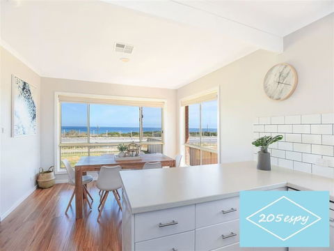 Beachfront Living! - Accommodation Main Beach 0