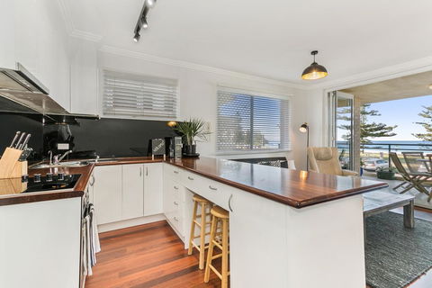 Beachfront On Golden Mile - Accommodation Main Beach 2