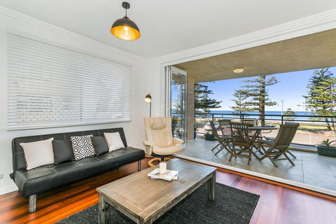 Beachfront On Golden Mile - Accommodation Main Beach 1