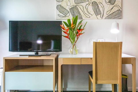 Resort-Style Sister Studios - Double Delight In The CBD - Accommodation Main Beach 1