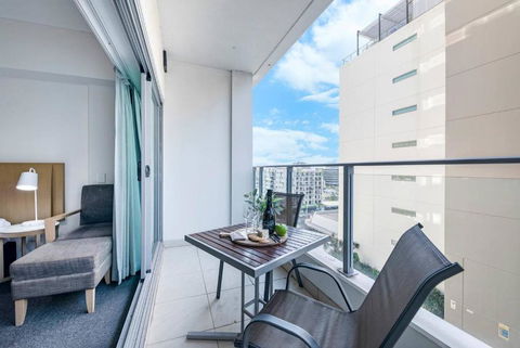 Resort-Style Sister Studios - Double Delight In The CBD - Accommodation Main Beach 2
